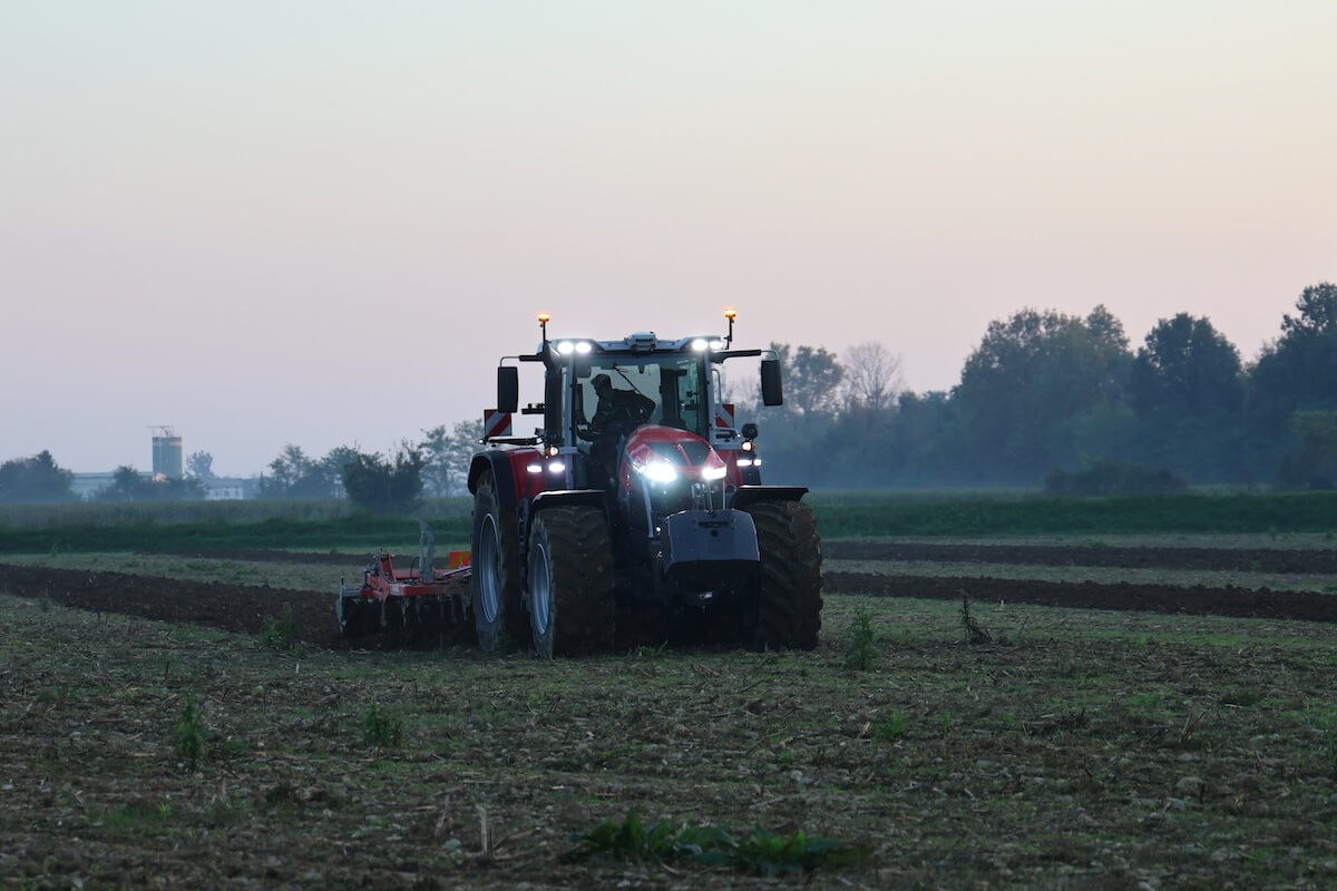 In campo, nonostante un suolo molto umido, l'MF 9S.425 ha eseguito una lavorazione del terreno ottimale